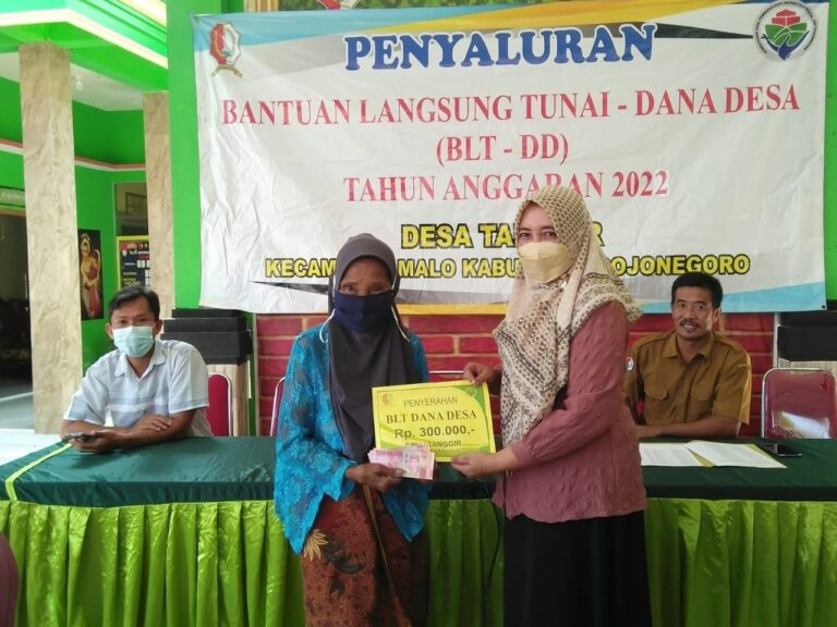 Jelang Hari Raya, Warga Miskin di Desa Tanggir Terima BLT