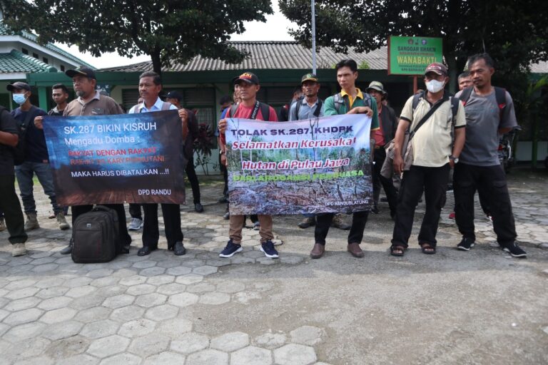 Tolak SK Menteri Lingkungan Hidup dan Kehutanan, Ratusan Karyawan Perhutani KPH Randublatung Berangkat Demo ke Jakarta