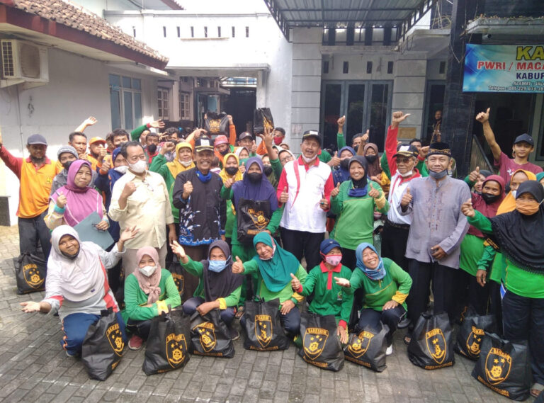 Bagikan Paket Sembako untuk Petugas Kebersihan, KORMI Blora Siap Ikuti FORDA 2022