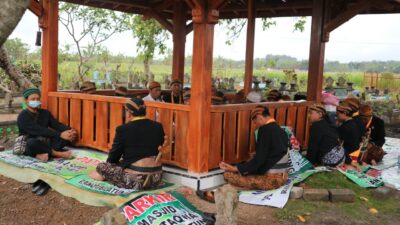 Paguyuban Kusuma Handrawina Keraton Surakarta Hadiningrat Melaksanakan Doa dan Jumemenengan di Randublatung, Blora