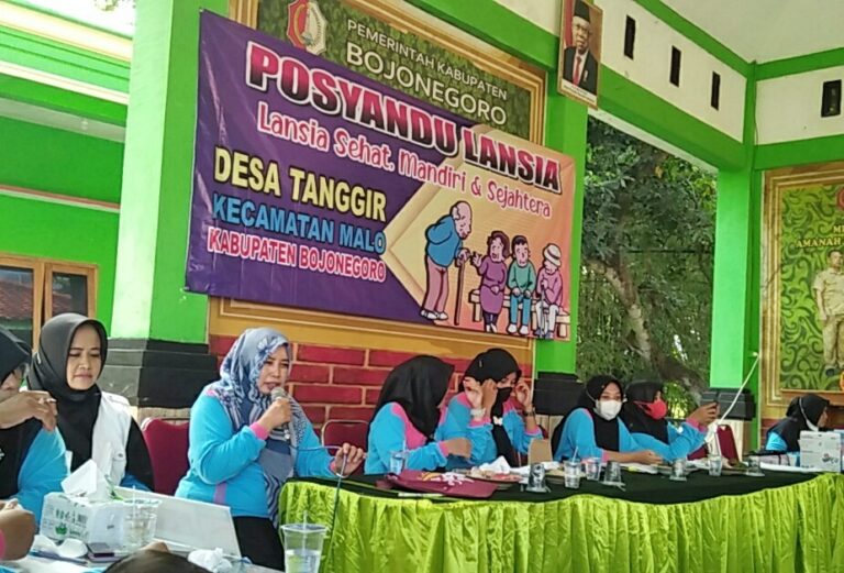 Lansia Didesa Tanggir Ikuti Posyandu Pasca Pandemi