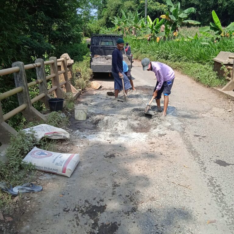 Membahayakan Pengguna Jalan, Warga Desa Gembong Gotong Royong Perbaiki Jalan dan Jembatan