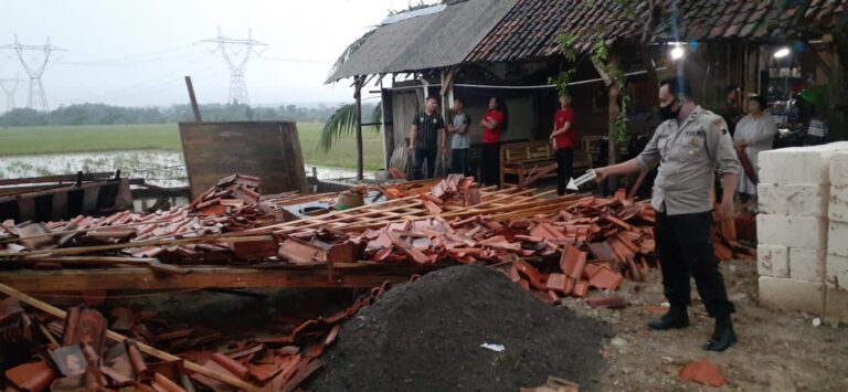 Diterjang Angin Kencang, Lima Rumah di Wilayah Jati Rusak Parah