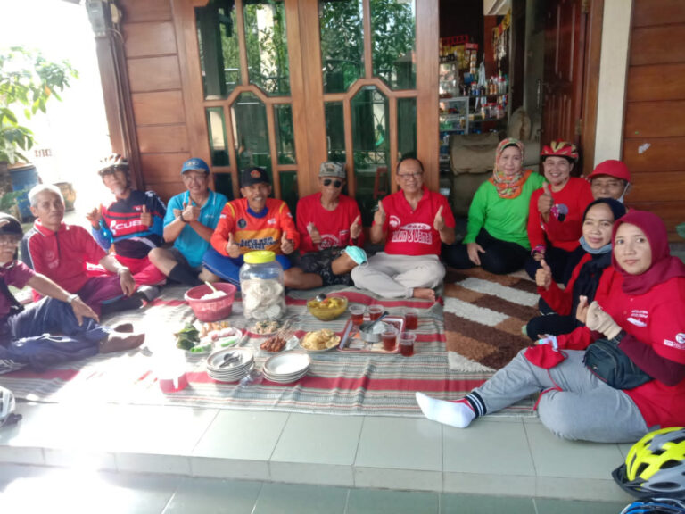 Kelompok Sepeda Pancal, Makan Ikan besama Bapak Blora berpredikat “Otak Kanan”