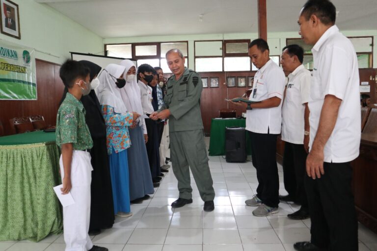 Perhutani Randublatung Salurkan Beasiswa bagi Anak Berprestasi