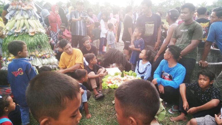 Gelar Sedekah Bumi, Warga Jati Arak Gunungan Keliling Desa