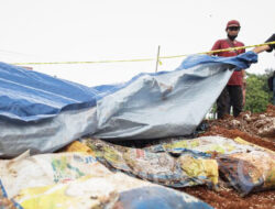 Beras Bansos Bantuan Presiden Ditemukan Membusuk Terkubur di Dalam Tanah