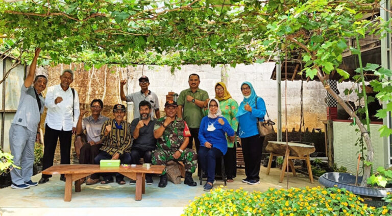 Pakai Bumbu Rempah, Lontong Opor Puledagel-Jepon Rasanya Jos