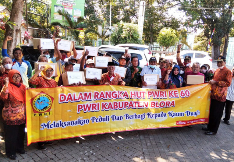 Gandeng Perbankan dan Perusahaan Herbal, PWRI Blora Bagikan Sembako untuk Duafa