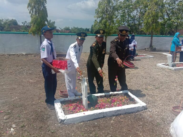 Jajaran TNI-Polri Gelar Apel Kehormatan dan Renungan Suci di TMP Sukma Kencana, Randublatung