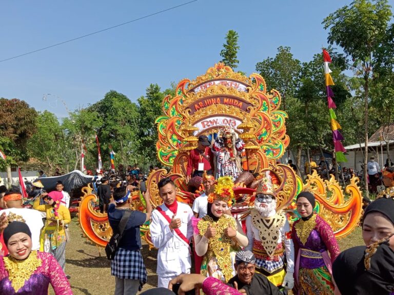Karnaval Desa Jiken, Bikin Macet Jalan Nasional Blora-Cepu Hingga 3 Km