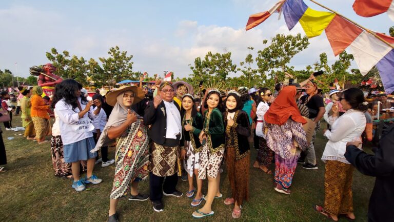 Karnaval HUT RI ke-77 di Desa Biting-Sambong Tampilkan Berbagai Kostum Unik