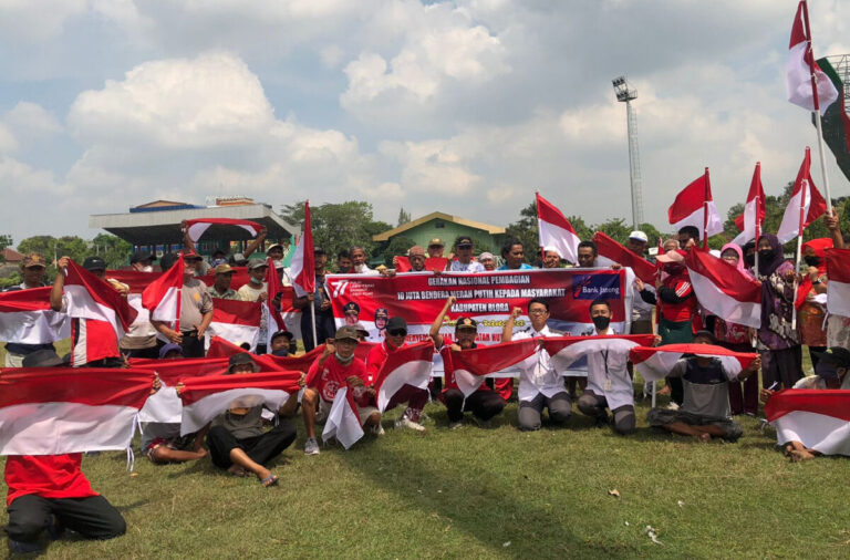 Bagikan 10 Juta Bendera untuk Sesarengan Bangun Blora