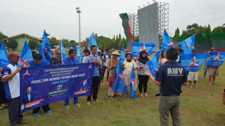 Sikapi Kenaikan Harga BBM, Partai Demokrat Bagikan Ratusan Makanan pada Warga di Blora