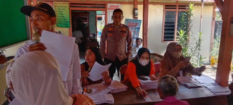 Kapolsek Jati Monitoring Pembagian BLT BBM di Desa Singget dan Randulawang