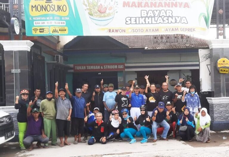 Adakan “Jumat Berkah”, Partai Demokrat Blora Ajak Puluhan Warga Makan di Warung Monosuko