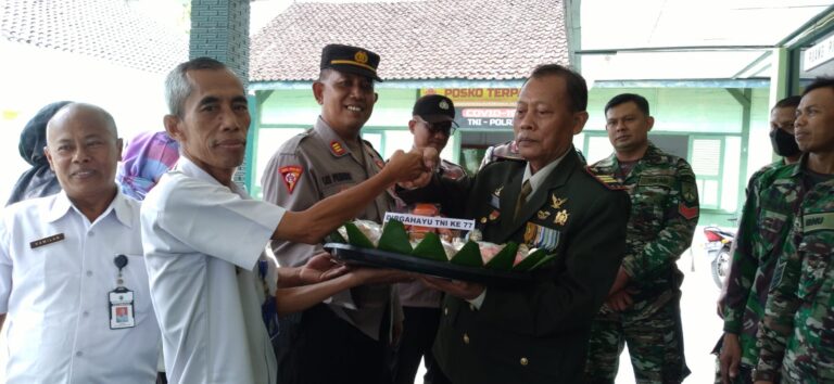 HUT TNI ke-77 di Randublatung, Kapolsek dan Camat Datangi Kantor Koramil