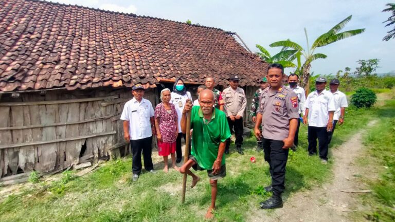 Kapolsek Kradenan bersama Forkompincam Bagikan Bansos di Desa Ngrawoh