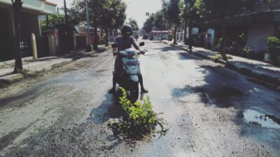 Mohon Perhatian, Lubang di Jalan Maluku-Blora Membahayakan Pengendara