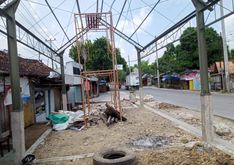 Makan Bahu Jalan, Pembangunan Pasar Desa Trembulrejo-Ngawen Dihentikan