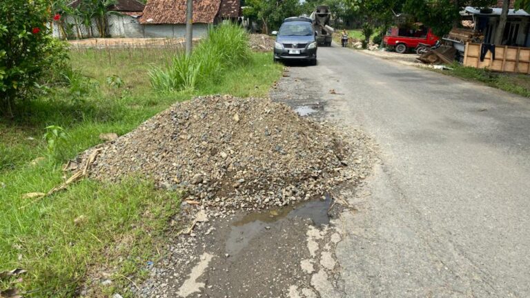 Tanpa Rambu Peringatan, Tumpukan Material di Bahu Jalan Kamolan-Pelem Timbulkan Banyak Korban