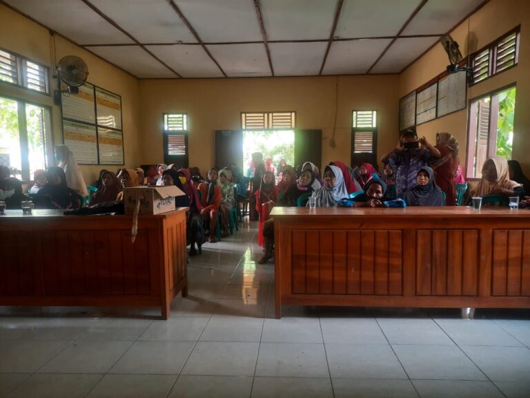 135 Warga Desa Gedebeg, Blora Menerima BLT BBM