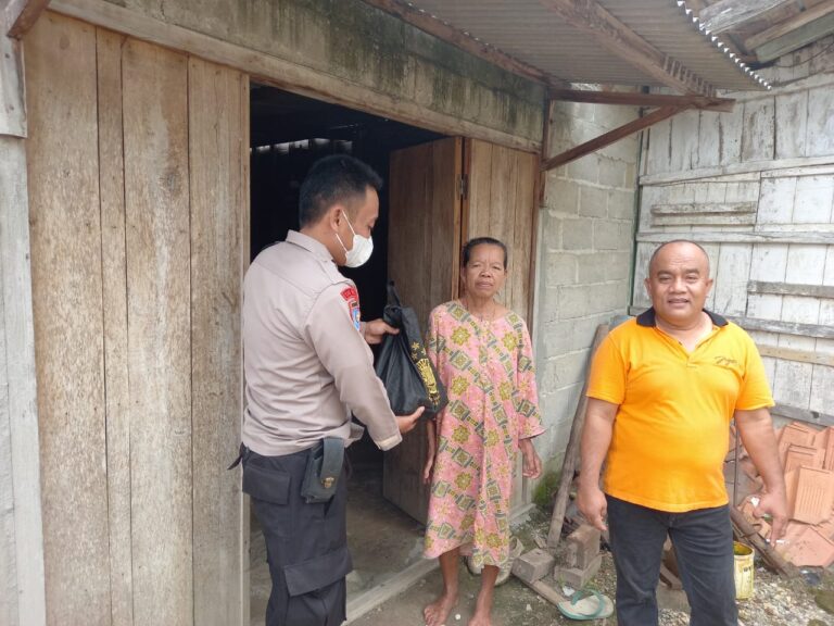 Door To Door, Bhabinkamtibmas Polsek Bogorejo-Blora Bagikan Bansos