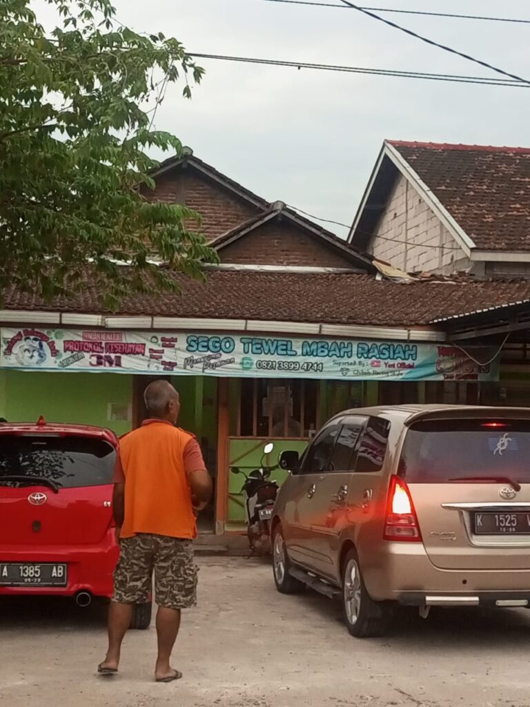 Nasi Tewel “Mbah Rasiah” di Tambakromo-Pati, Disajikan dengan Alas Daun Jati