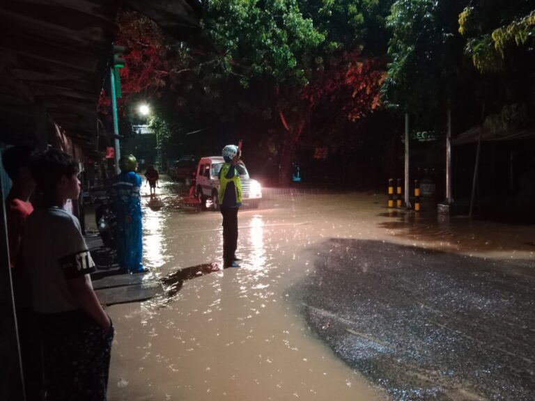 Antisipasi Gangguan Kamtibmas Saat Banjir, Polres Blora Bersama Petugas Gabungan Lakukan Pengamanan