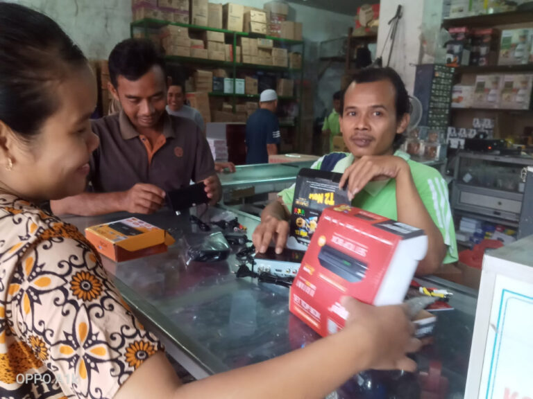 Warga Ngawen, Blora Keluhkan Susahnya Beli Set Top Box