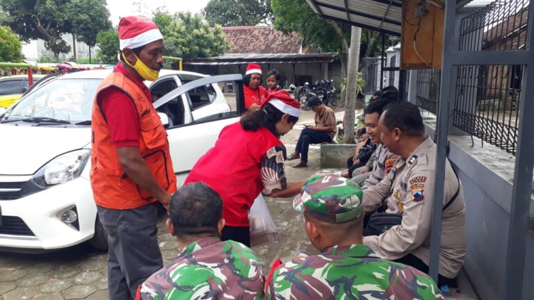 Rayakan Natal, Gereja GKJTU Jemaat Ngawen Ajarkan Anak-anak untuk Berbagi Makanan
