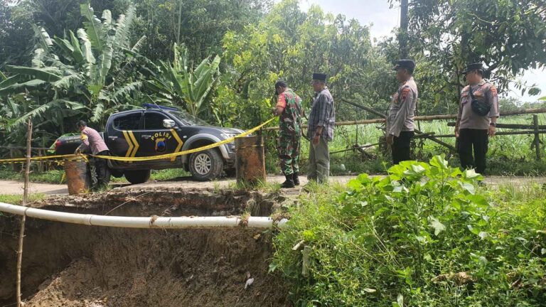 Sudah 2 Bulan Lapor ke Pemkab Blora, Tebing Jembatan yang Longsor di Desa Srigading Belum Diperbaiki