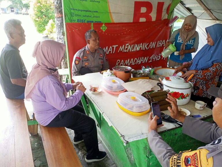 Jumat Curhat, Kapolsek Randublatung Ngopi di Warung Bu Tanjung
