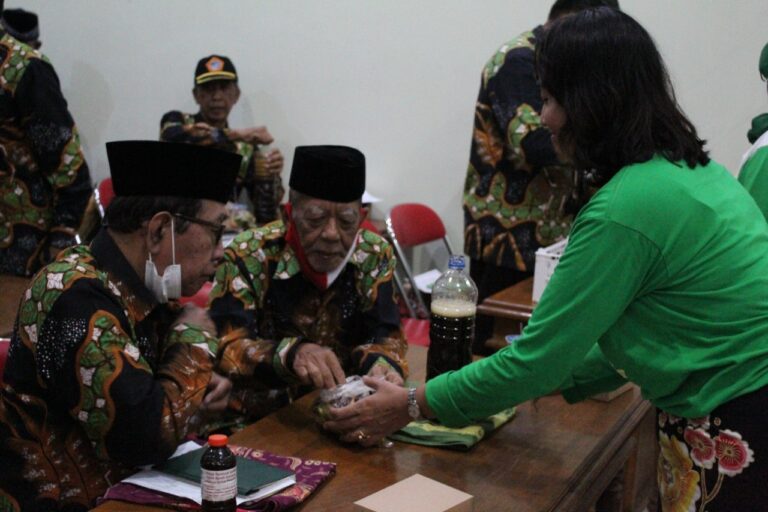 Wredatama Blora Antusias Praktik Pembuatan Eco Enzym
