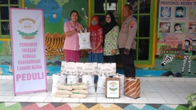 Kunjungi Randublatung, Istri Kapolres Blora Serahkan Bantuan Sembako untuk Guru TK Kemala Bhayangkari 52