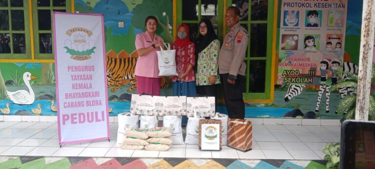 Kunjungi Randublatung, Istri Kapolres Blora Serahkan Bantuan Sembako untuk Guru TK Kemala Bhayangkari 52
