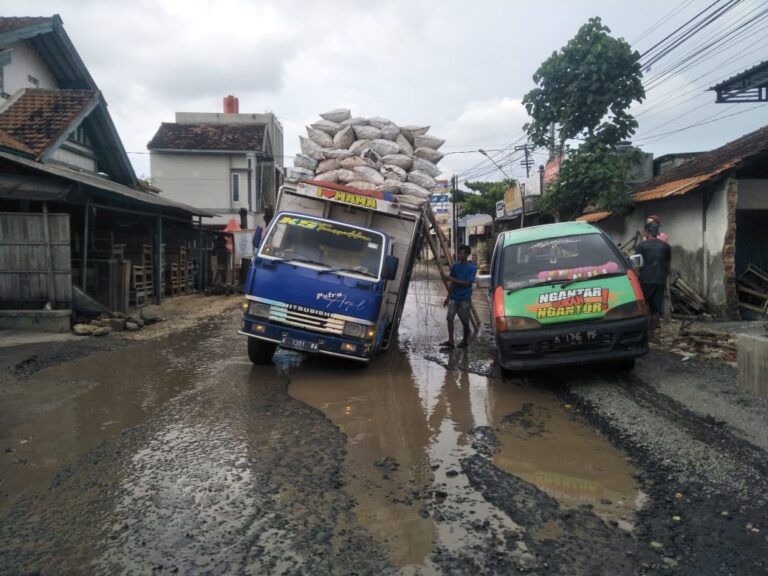 Gabus-Tambakromo Rusak Parah, Banyak Kendaraan Terperosok Lubang Jalan