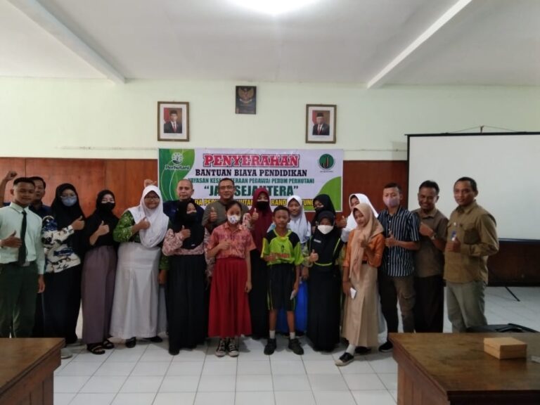 Bersama YKP3JS, Perhutani Berikan Bea Pendidikan bagi Anak Berprestasi di Randublatung.