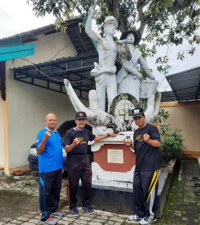Monumen di Halaman Dinperinaker Blora adalah Patung Karya Mantan Kepala Disnakertransos pada Era 2004