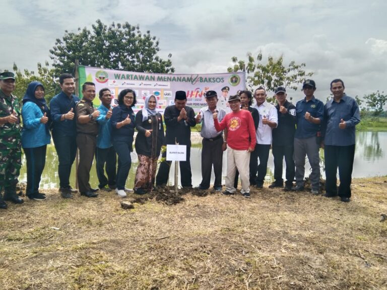 Bersama Perhutani, Wartawan Giat Menanam Pohon dan Baksos di Desa Jepangrejo-Blora