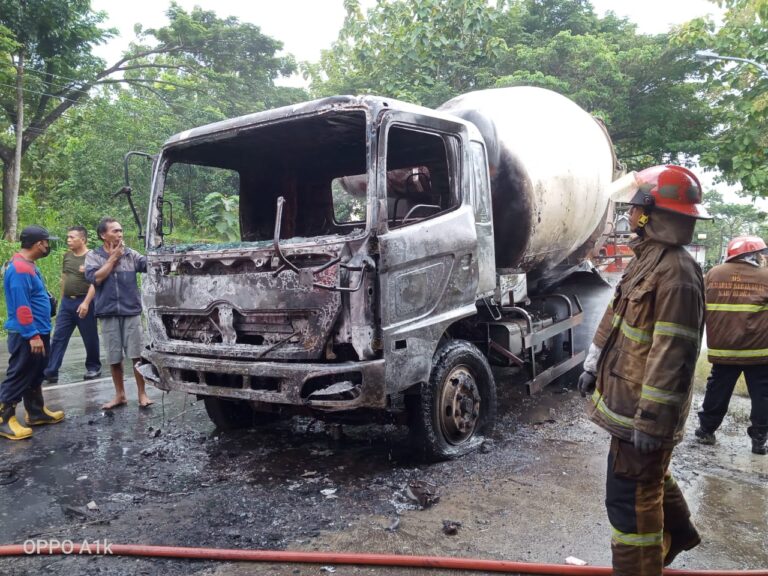 Truk Molen Terbakar, Jalan Raya Ngawen-Blora Macet Total
