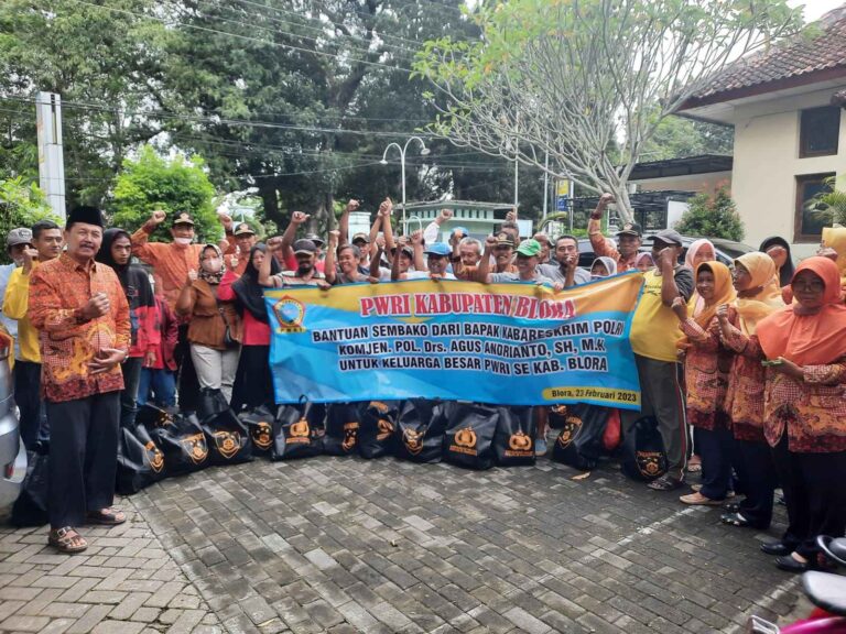 Melalui PWRI Blora, Kabareskrim Polri Bagikan 700 Paket Sembako