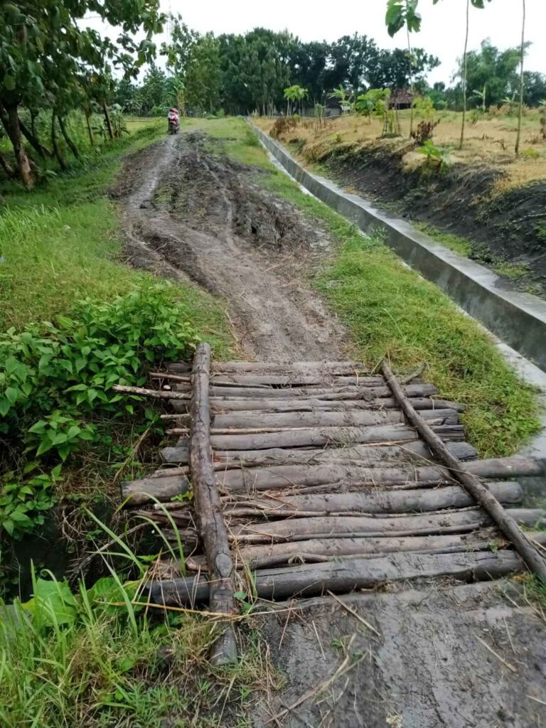 Jalan Menuju Kawasan Hutan Rusak Berat, Petani Desa Plosorejo-Randublatung Keluhkan Proyek Pembangunan Drainase Lapangan Bola