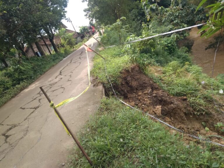 Jalan Longsor Tidak Dipasang Rambu, Akses Menuju Bendungan Randugunting Bahayakan Pengendara