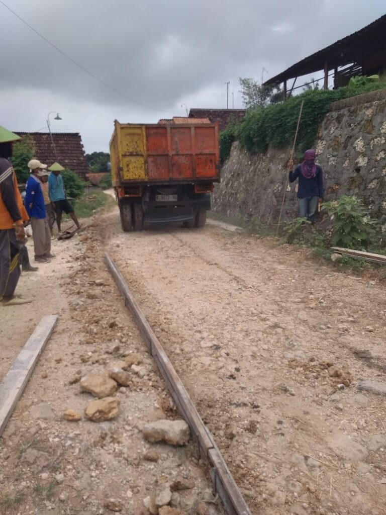 Tingkatkan Perekonomian Mikro, Pemerintah Desa Gaplokan Lakukan Betonisasi Jalan Poros dan JUT