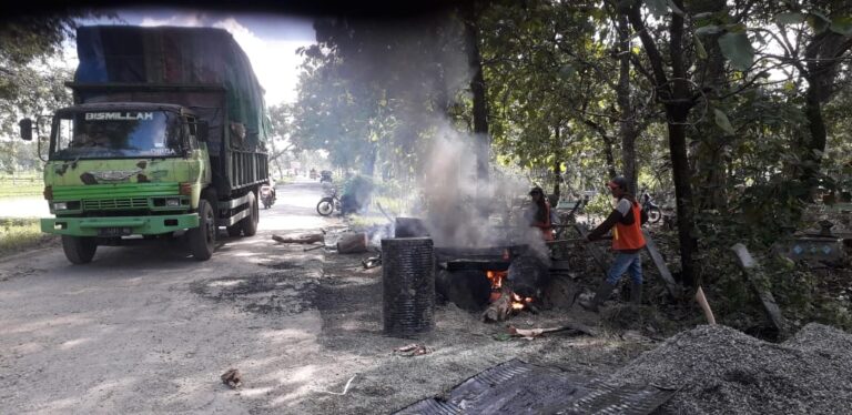 Jelang Lebaran, Jalan Randublatung-Cepu Diperbaiki