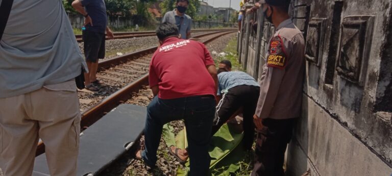 Tertabrak Kereta Api Barang, Wanita Setengah Baya Meninggal Dunia