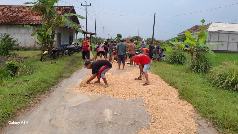 Jelang Lebaran, Warga Bulakan-Pilang Sukarela Perbaiki Jalan