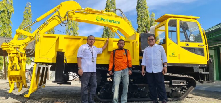 Perhutani KPH Randublatung Terima Bantuan Alat Berat Modern Buatan PT Pindad