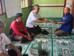 Perhutani Randublatung Beri Bantuan Kitab Al Qur’an ke Takmir Masjid Al Iklas Desa Kepoh